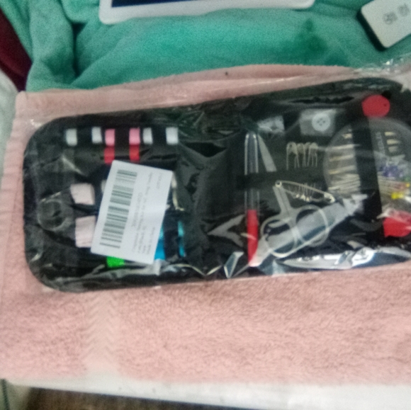 New Sewing Kit - Picture 2 of 3